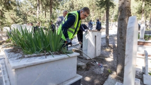 Başkan Tugay İzmirlilerle mezarlıkta çevre temizliği yaptı