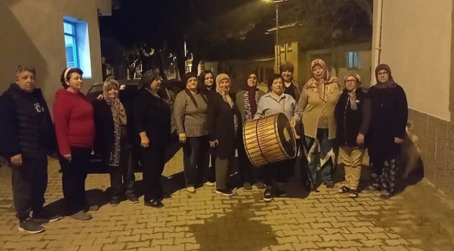 Bergama'da vatandaşları kadın davulcular sahura kaldırıyor