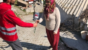 CHP Aliağa Gençlik Kolları, 8 Mart Dünya Kadınlar Günü'nde Şakran'da Kadınlara Çiçek Dağıttı