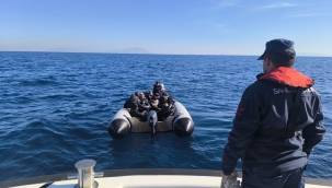İzmir'de 55 göçmen kurtarıldı, 2 göçmen kaçakçısı yakalandı