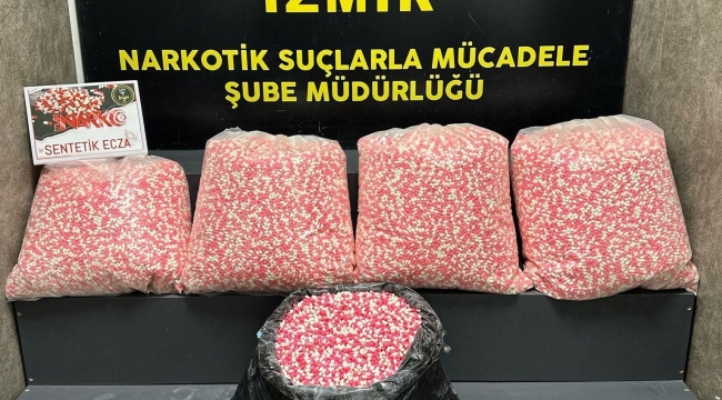İzmir'de araçta 160 binden fazla uyuşturucu hap ele geçirildi