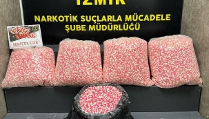 İzmir'de araçta 160 binden fazla uyuşturucu hap ele geçirildi