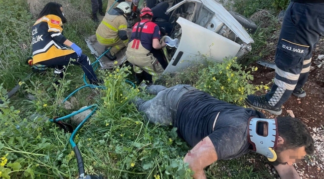 İzmir'de otomobil şarampole devrildi: 2 yaralı