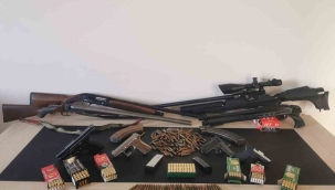 İzmir'de silah tacirinin adres ve aracına operasyon