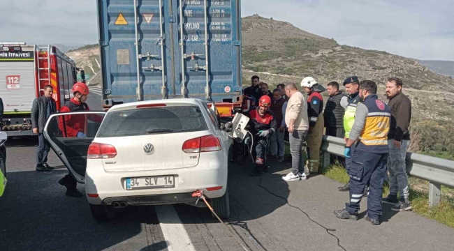 İzmir'de tıra çarpan otomobilin sürücüsü hayatını kaybetti