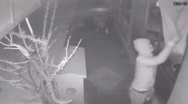 İzmir'de Türk bayrağına çirkin saldırı