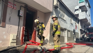 İzmir'de Üç Katlı Binada Çıkan Yangın Kontrol Altına Alındı