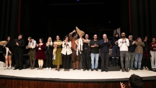 İzmir Şehir Tiyatroları'nın "Yolcu" adlı oyunu Bursa'da sahnelendi