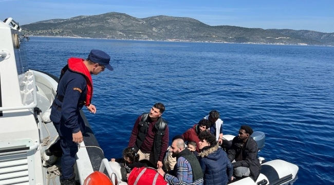 Lastik botta yakalanan 11 düzensiz göçmen karaya çıkartıldı