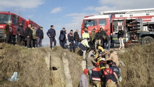 Menemen'de Araç Su Kanalına Düştü: İki Kişi Kurtarıldı