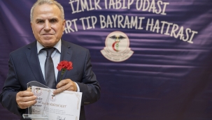 Sağlık çınarlarına onur plaketi