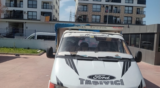Aliağa'da 24 Göçmen Kamyonetin Kasasında Yakalandı