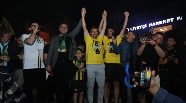 Aliağa Demokrasi Meydanı'nda Şampiyonluk Kutlaması