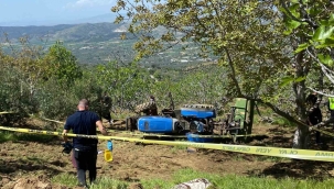 İzmir'de devrilen traktörün altında kalan sürücü yaşamını yitirdi