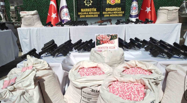 İzmir'de Nefes Kesen Operasyon: Rekor Sayıda Silah ve Uyuşturucu Ele Geçirildi