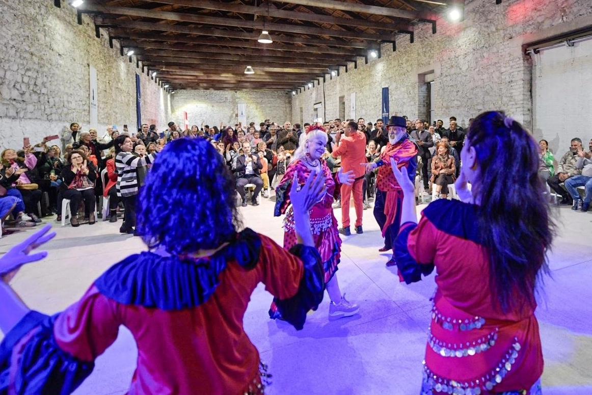 İzmir'de Romanlar Günü'nde kalpler 9/8'lik şarkılarla attı