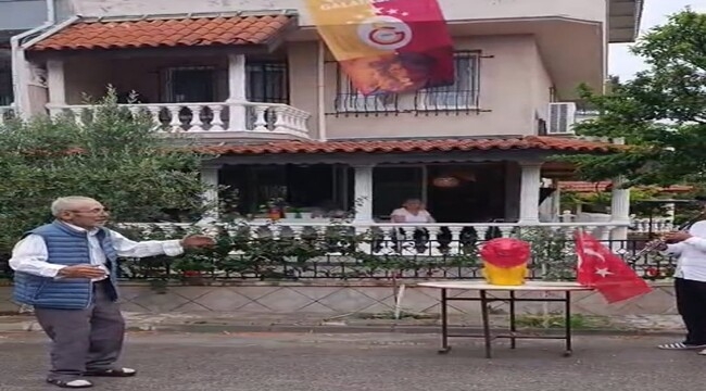 84 yaşındaki vatandaş, Galatasaray'ın şampiyonluğunu davul zurnayla kutladı