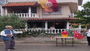 84 yaşındaki vatandaş, Galatasaray'ın şampiyonluğunu davul zurnayla kutladı