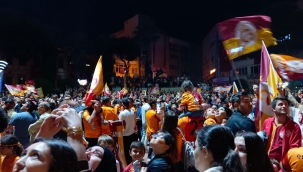 Aliağa'da Galatasaray Taraftarları Şampiyonluğu Kutluyor