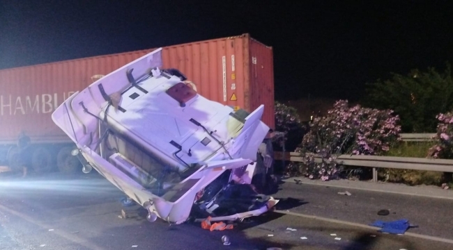 Aliağa'da Konteynır Yüklü Tır Bariyerlere Çarptı: 2 Yaralı