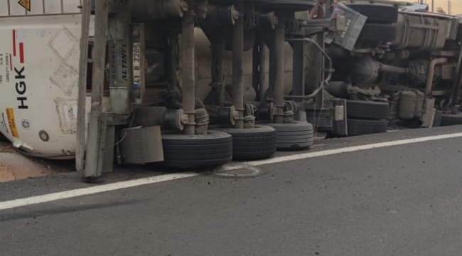 Aliağa'da Sıvı Gaz Yüklü TIR Devrildi: Sürücü Yaralandı