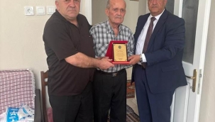 Aliağa Esnaf Odası'ndan Emektar Üyesine Anlamlı Plaket