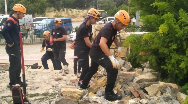 İzmir'de düğün salonunda taş kemer devrildi: Doktor öldü,EŞİ ağır yaralandı