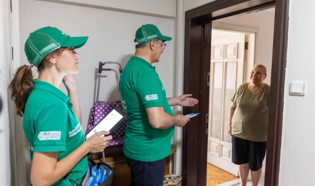 Başkan Tugay "Dönüşüme Evde Başla" projesi için QR kodlu poşet dağıttı