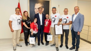Başkan Tugay, İzmir'in gururu Büyükşehir sporcularını ağırladı