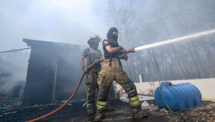 Bornova Yakaköy'de yangınla mücadele sürüyor