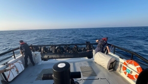 İzmir açıklarında sürüklenen bottaki 41 göçmen kurtarıldı