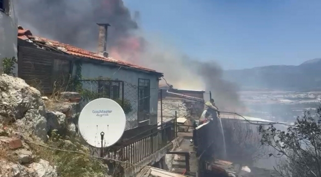 İzmir'de bahçede çıkan yangın eve ve depoya sıçradı