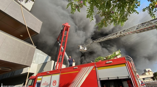 İzmir'de fabrika yangını: Müdahele sürüyor