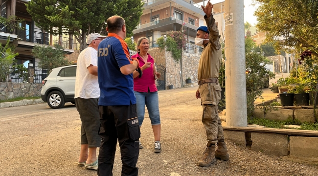 Seferihisar'da alevlerin yaklaştığı mahalle tahliye ediliyor