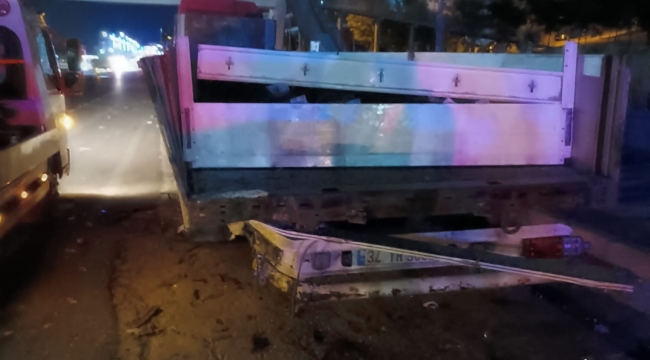 Aliağa'da Park Halindeki Tıra Çarpan Otomobil Sürücüsü Yaralandı