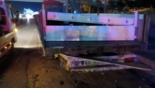 Aliağa'da Park Halindeki Tıra Çarpan Otomobil Sürücüsü Yaralandı