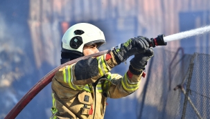 Bayındır'da köy içinde çıkan ot yangını yerleşim alanlarını tehdit etti