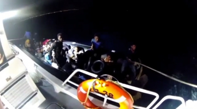 İzmir açıklarında sürüklenen lastik bottaki 3'ü çocuk 37 göçmen kurtarıldı