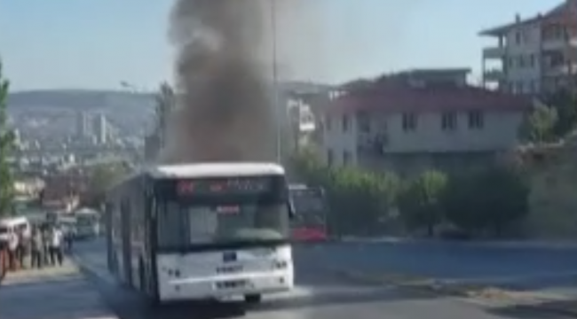 İzmir'de belediye otobüsü alev alev yandı: Yolcular canını zor kurtardı