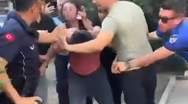 İzmir'de zabıtadan seyyar satıcıya dayak tepki çekti