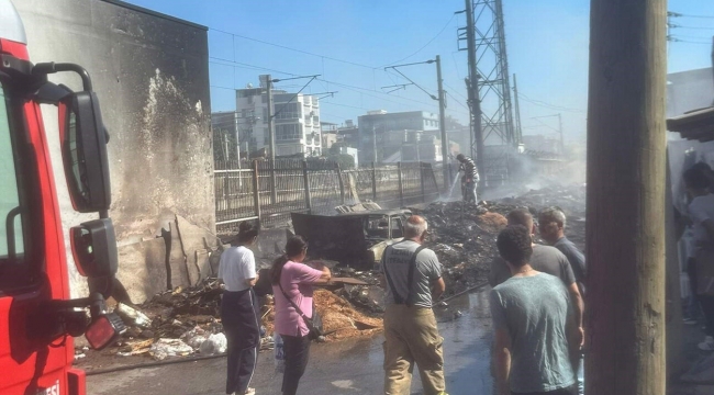 Korkulan oldu, Buca'da toplanmayan çöpler alev alev yandı