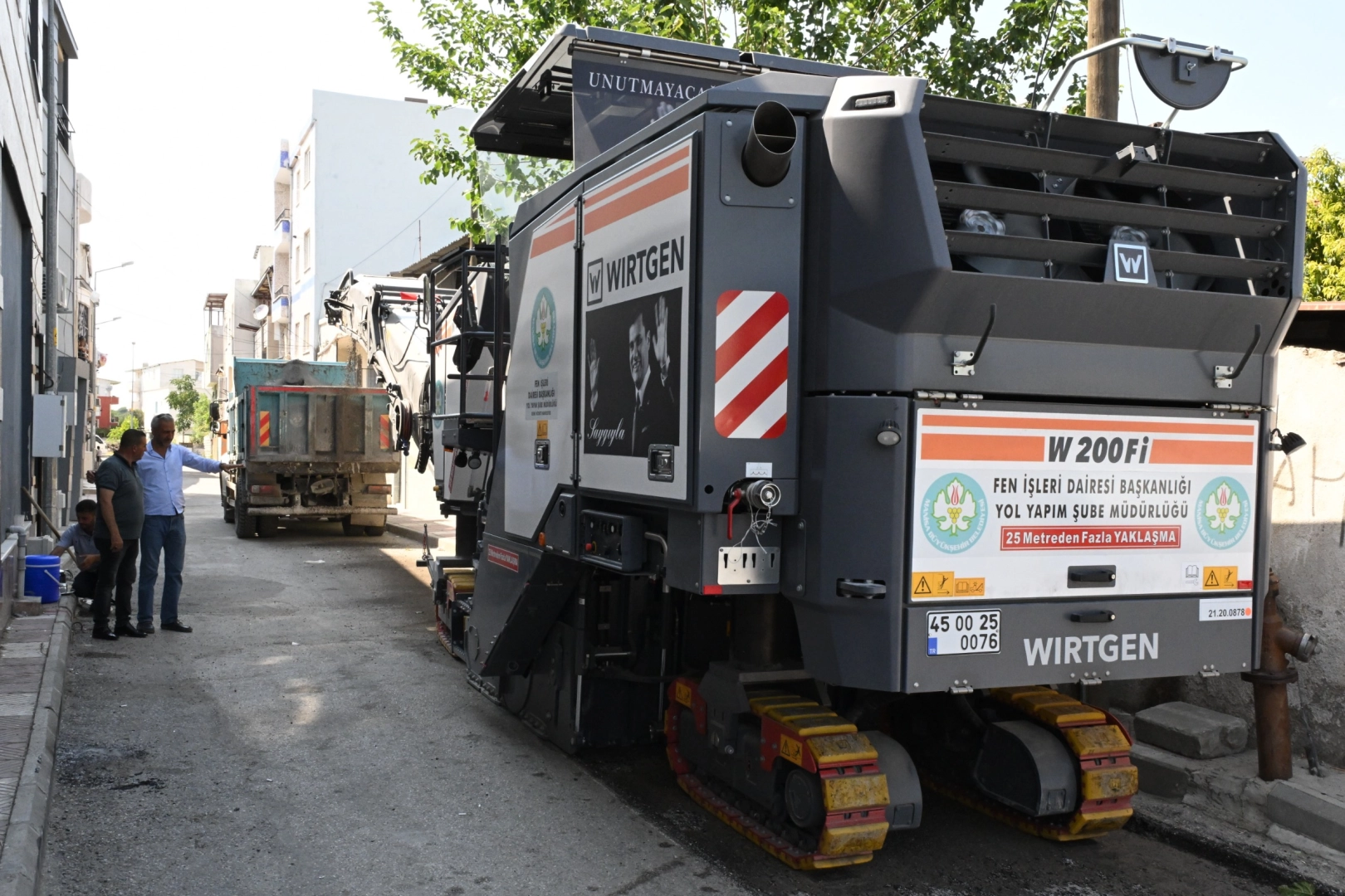 Manisa'da asfalt çalışmaları başlandı