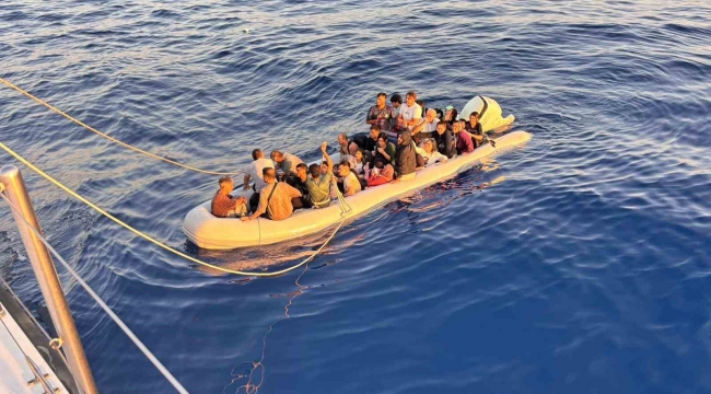 Batmak üzere olan lastik bottan 13'ü çocuk 43 göçmen kurtarıldı