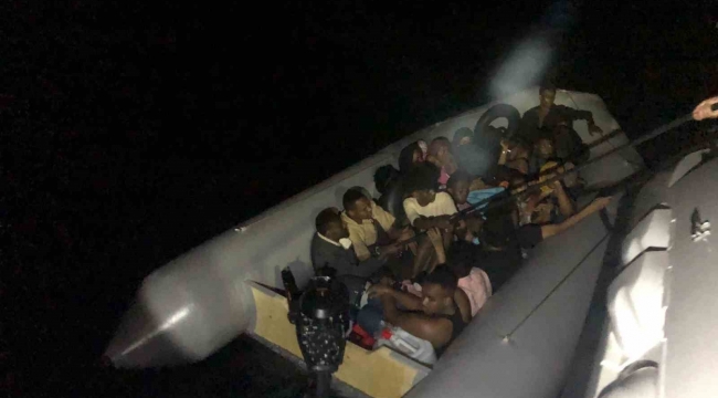 İzmir açıklarında 20 göçmen yakalandı