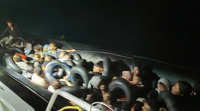 İzmir'de 43 kaçak göçmen yakalandı, sürüklenen lastik bottaki 19 göçmen de kurtarıldı