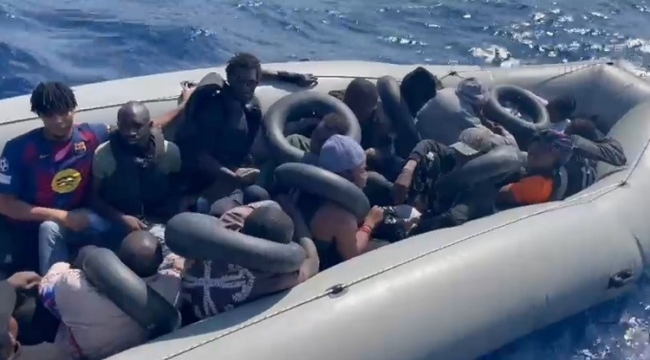 İzmir'de karada ve denizde 23 göçmen yakalandı