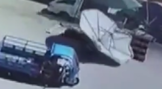 İzmir'de pazar şemsiyesi hamile kadın ve çocuğunun üzerine düştü