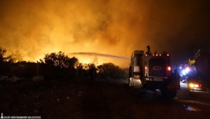 İzmir İtfaiyesi Buca'da başlayıp Gaziemir'e ulaşan yangına karşı siper oldu