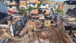 İzmir İtfaiyesi Konak'taki yangına müdahale etti
