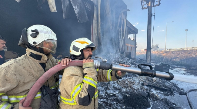 Menemen 'deki İş Yeri Yangını Kontrol Altına Alındı  